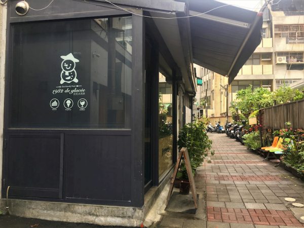 台南概念店,品牌的logo是一個雪人戴著斗笠