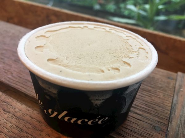 山不枯文山包種茶冰淇淋，淺淺的豆皮色和細碎的茶葉