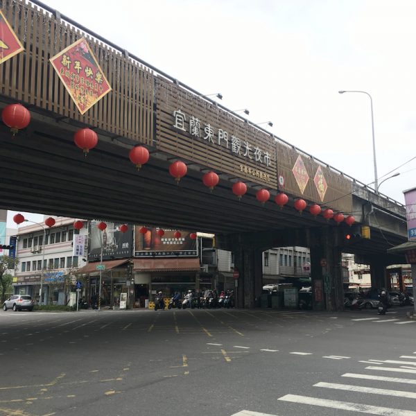 東門夜市位於東港陸橋下