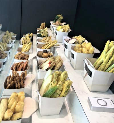 老闆特地請人以炸物原形做的模型