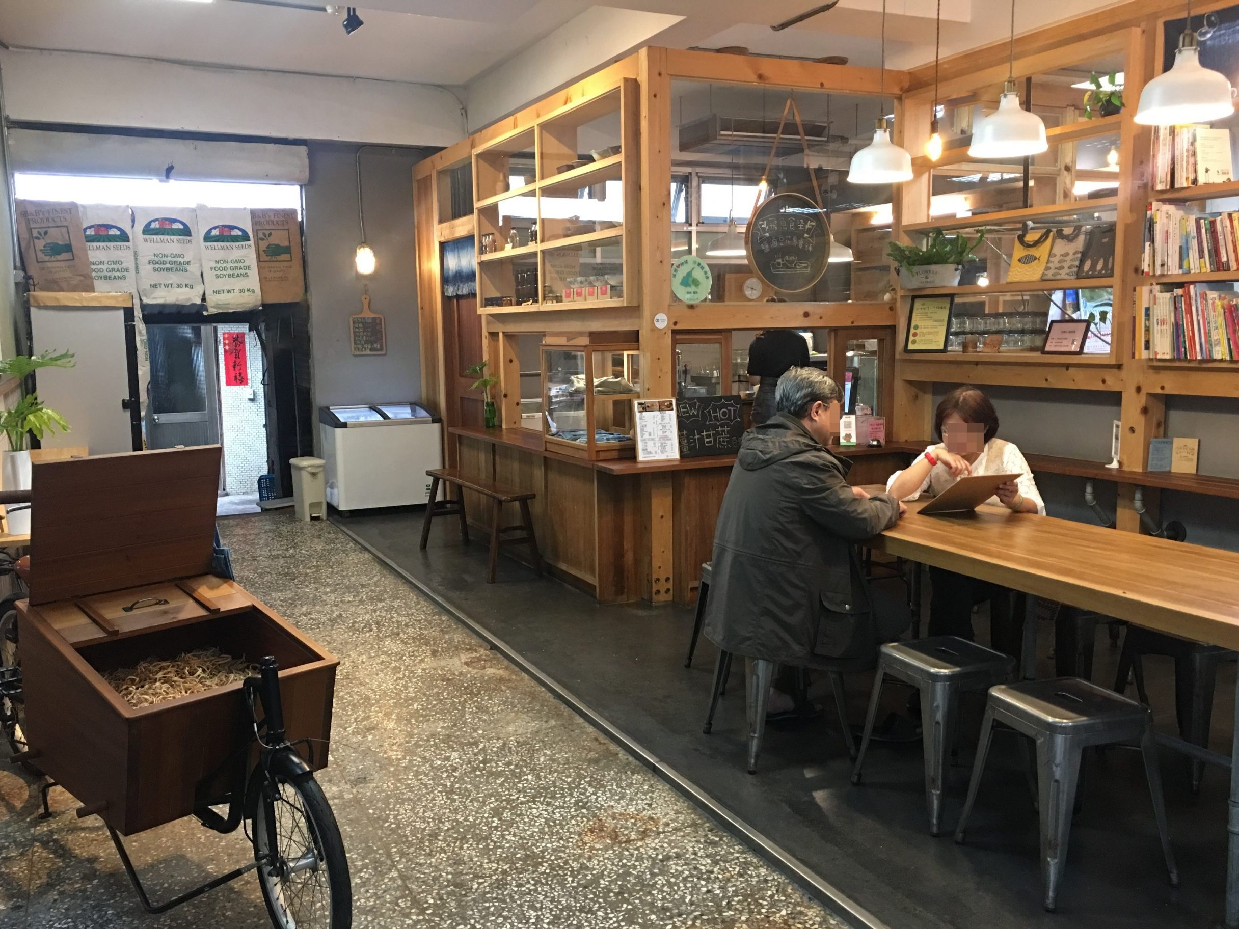 冬山市場裡的飛魚食染