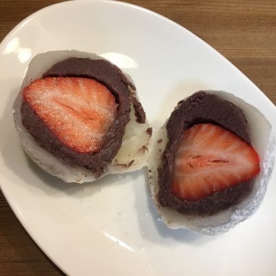 草莓大福，喜歡柔嫩的外皮，豆沙餡不會太甜，很可以