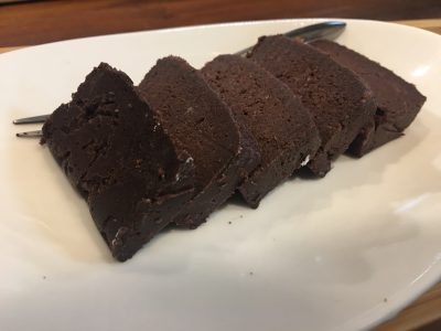 豆渣巧克力布朗尼，口感扎實不甜，還配一杯有機蜜香紅茶
