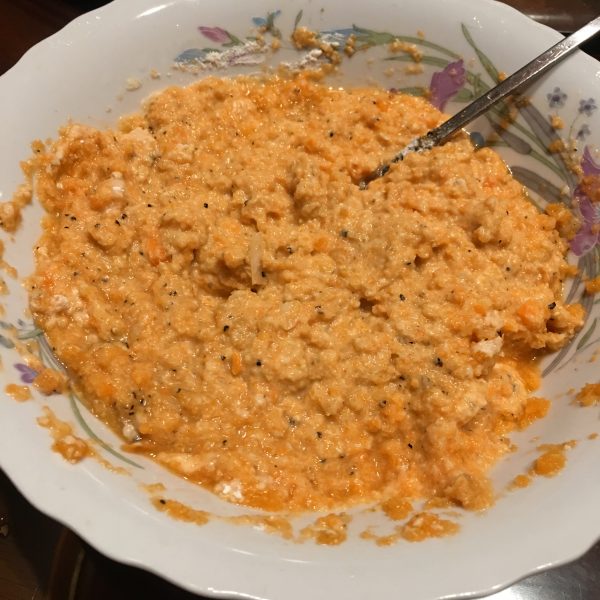 餡料打至如泥,這個是已經加了麵粉的顏色