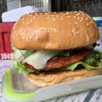 牛蒡排純素漢堡 底下是我餐盒的蓋子啦