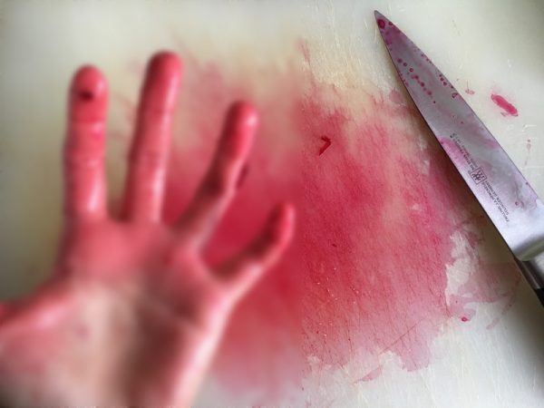 切完甜菜根後的砧板與手