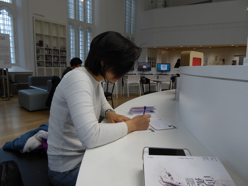 我在Institut Canadien Du Quebec坐著看書、寫著明信片 我在Institut Canadien Du Quebec坐著看書、寫著明信片