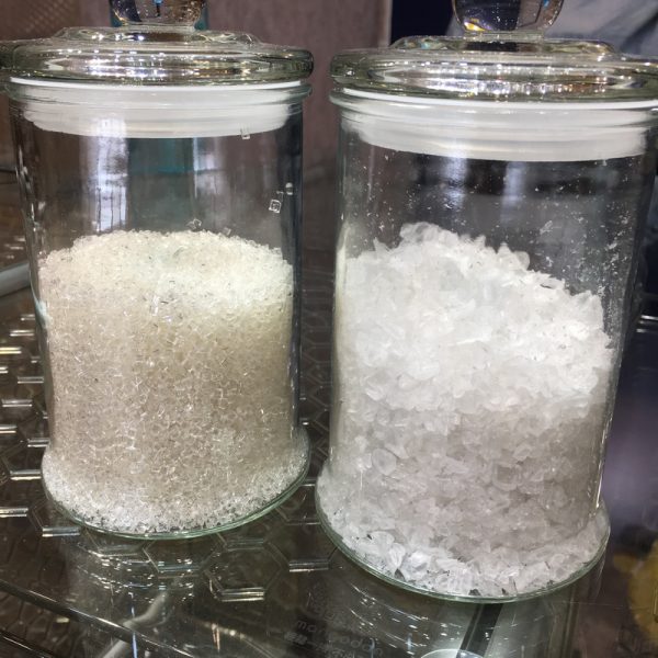 左邊是抽粒重製後的彈力膠　右邊是粉碎晶舟盒後的彈力膠