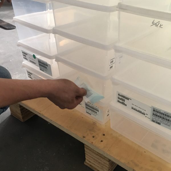 尚可用手撕除的貼紙