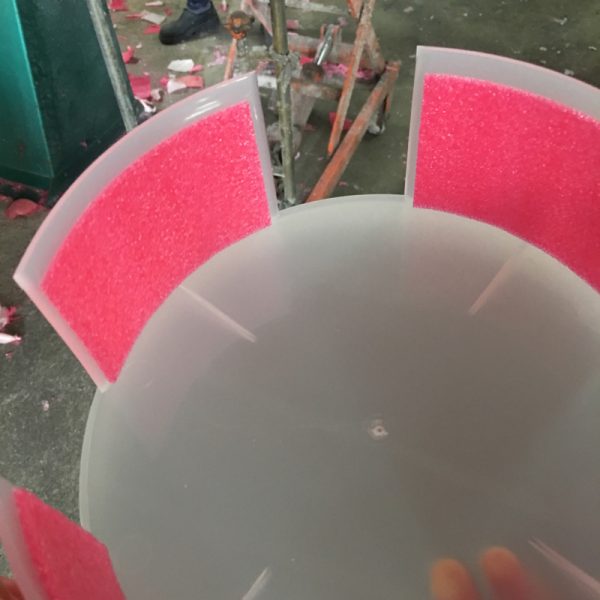 背膠超黏的泡棉　無法用手撕除