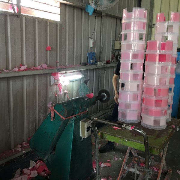 只能用機器　手動操作移除泡棉貼