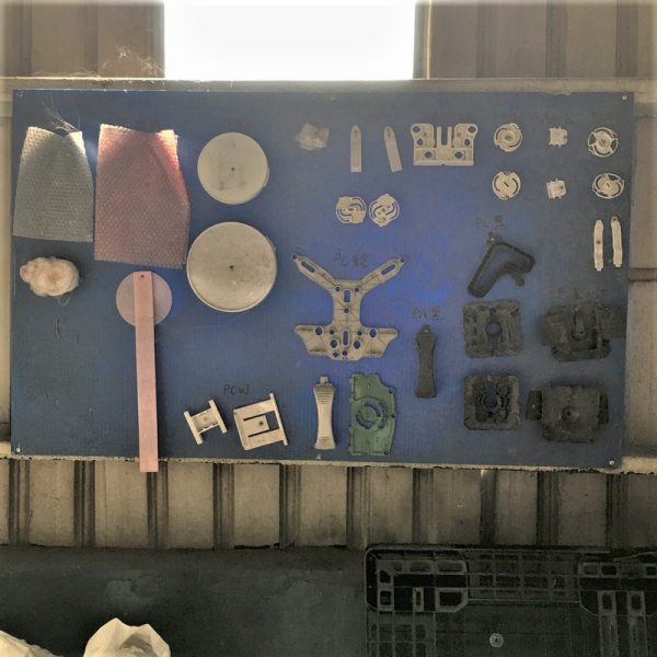 不同材質的零件　需要人工一一拆解