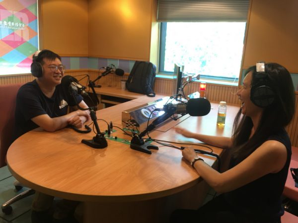 笑的時候要努力記得離開麥克風一點 不然會噴麥XD 國立教育廣播電台