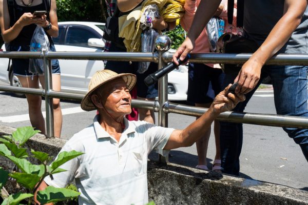 陳阿公示範清水溝 陳阿公示範清水溝