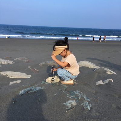 茉莉看到垃圾直奔而去