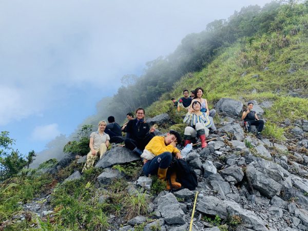 或許我們在巨人的眼裡 是一群五顏六色的小螞蟻
