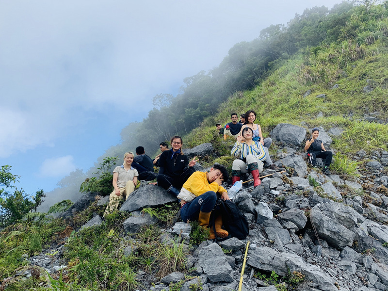 或許我們在巨人的眼裡 是一群五顏六色的小螞蟻