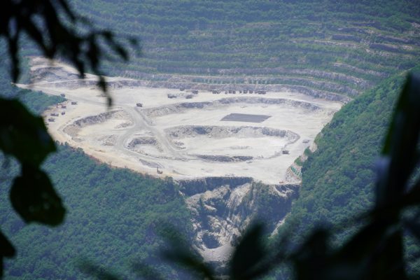 水泥礦坑下 還有原住民部落 水泥礦坑下 還有原住民部落