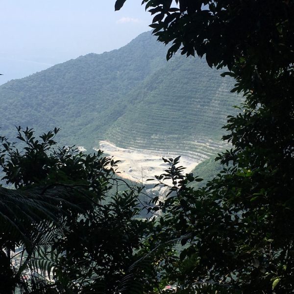 為了水泥炸山? 為了水泥炸山?