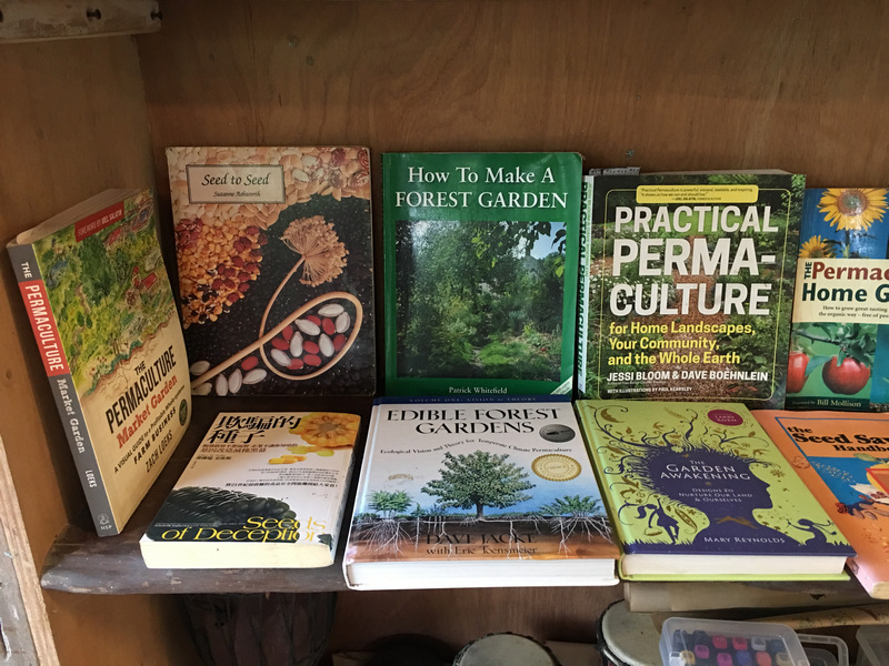 書櫃上展示推薦書籍一隅 書櫃上展示推薦書籍一隅