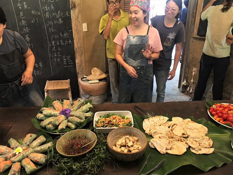 吃飯前主廚會先介紹食材與餐點 吃飯前主廚會先介紹食材與餐點