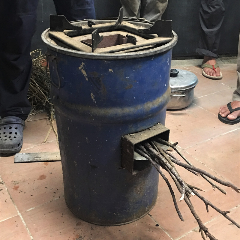 38人份的餐點 都是用火箭爐煮的 38人份的餐點 都是用火箭爐煮的