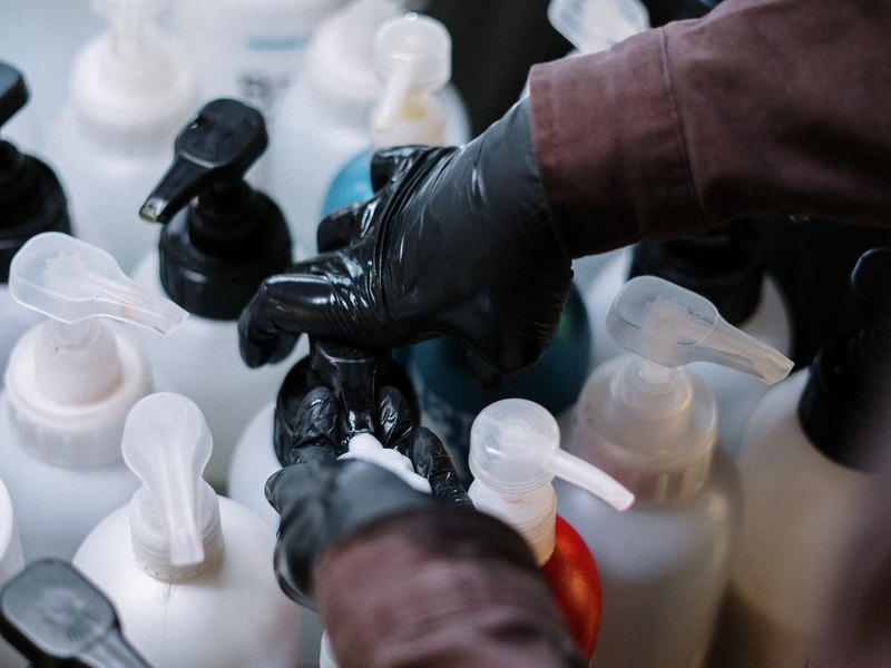 浴室太多瓶瓶罐罐 浴室太多瓶瓶罐罐