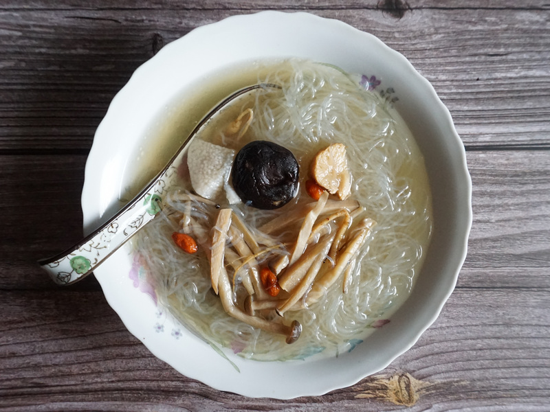 蔬香世家素食養生水餃_蔘鬚蕈菇湯