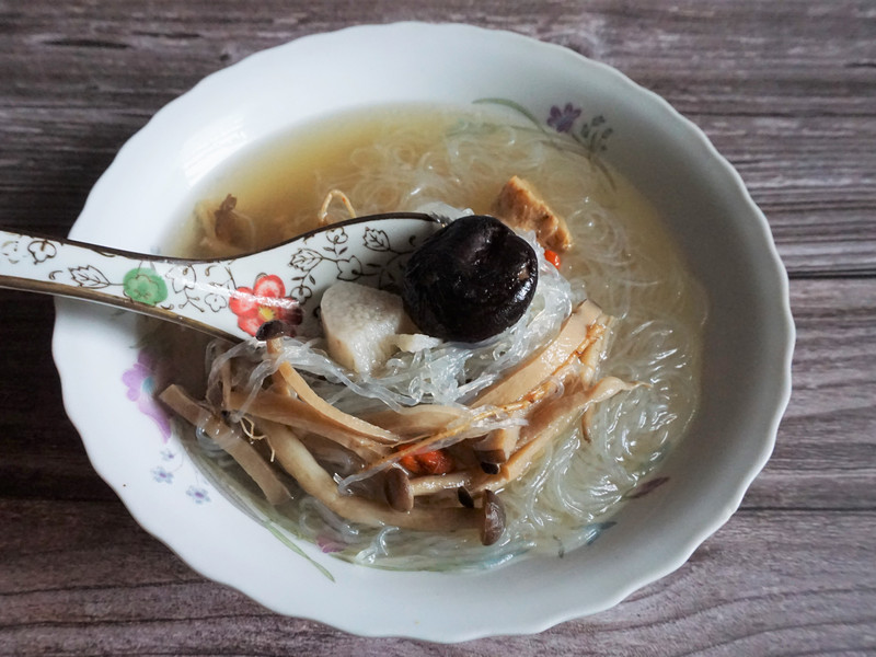 蔬香世家素食養生水餃_蔘鬚蕈菇湯