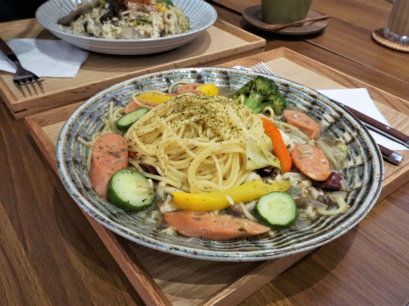 宜蘭蔬食料理_小豆田茶餐室DŌMO_vegan蒜香辣味德腸義大利麵 宜蘭蔬食料理_小豆田茶餐室DŌMO_vegan蒜香辣味德腸義大利麵