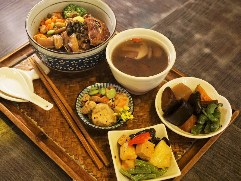 花蓮_黏土細工蔬食咖啡館_花草空間_什菇銀杏腐皮丼飯定食