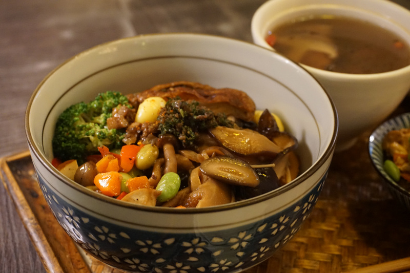 花蓮_黏土細工蔬食咖啡館_花草空間_什菇銀杏腐皮丼飯定食