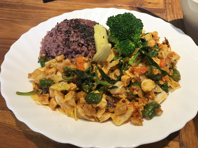 台東知本蔬食_緣之鮮養生黑白木耳_泰式打拋飯